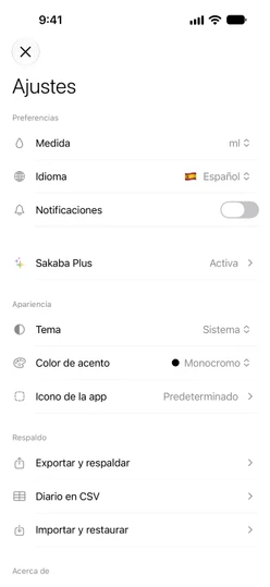 Ajustes con Sakaba Plus activo y la sección Respaldo: Exportar y respaldar, Diario en CSV, Importar y restaurar
