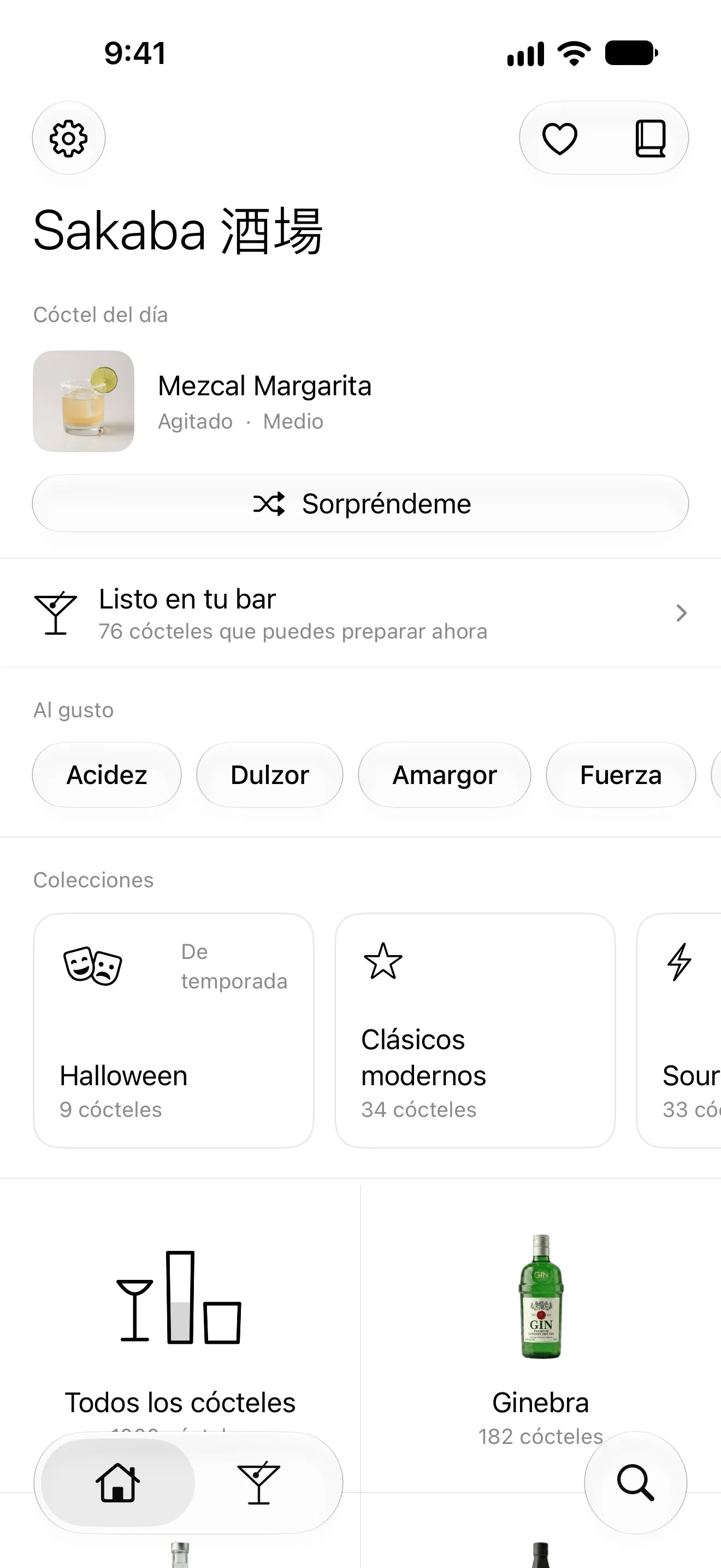 La pantalla de inicio de Sakaba en un iPhone sostenido en la mano: el cóctel del día, lo que puede preparar tu bar, sabores y colecciones
