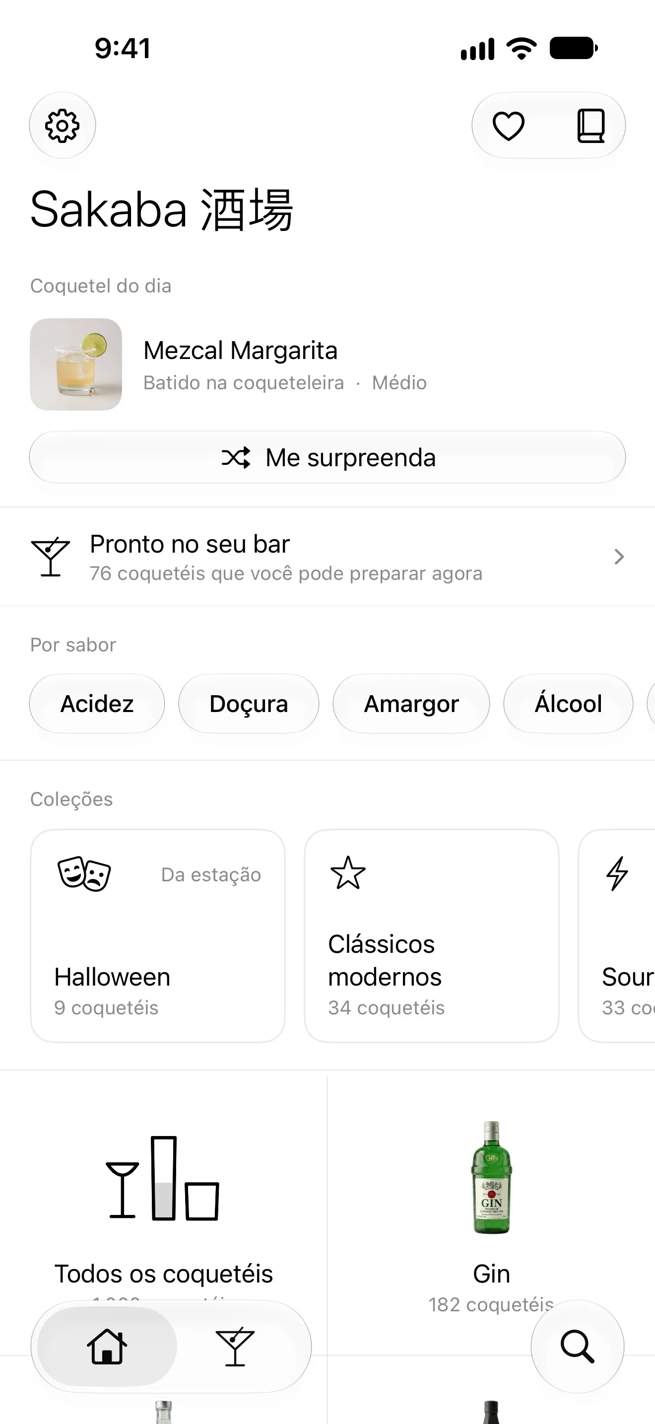 A tela Início do Sakaba em um iPhone na mão: o coquetel do dia, o que o seu bar pode preparar, sabores e coleções
